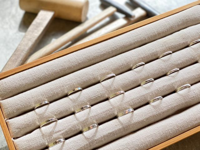 ����e�N�X�`���ȂǖL�x�ȃf�U�C������I�ׂ܂�