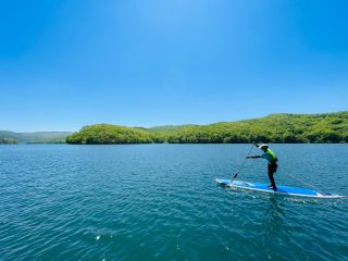岩洞湖は外周約40kmの広大で特徴的な地形は、季節や天候によって表情豊かに変化します。