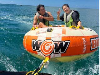 ビッグボーイレーシング(4人乗り) ドーナツ型の大きい浮き輪に座るタイプ!重心移動が勝負のカギ!?体を使ってバランスを取りながら海面をかっ飛ばすバトル系ライド