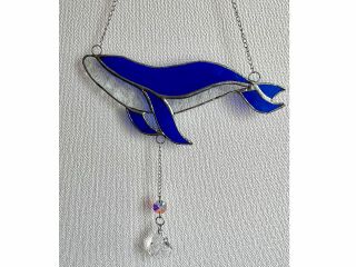 ステンドグラスでイルカを作ってみませんか? 壁に留めても可愛いですし、窓辺に吊り下げるとゆらゆらキラキラ癒されます♪