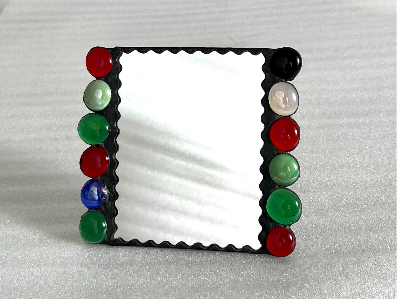 ナゲットいうガラスの玉を使って小さめの鏡を作ってみませんか?