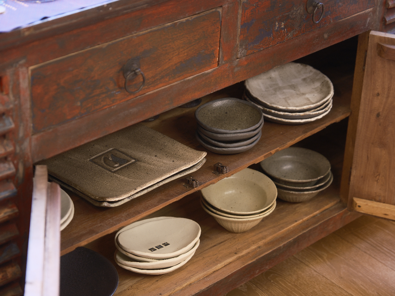 食器なども趣のあるものたちがズラリ。どうぞごゆっくりと、穏やかな時間をお過ごしください。