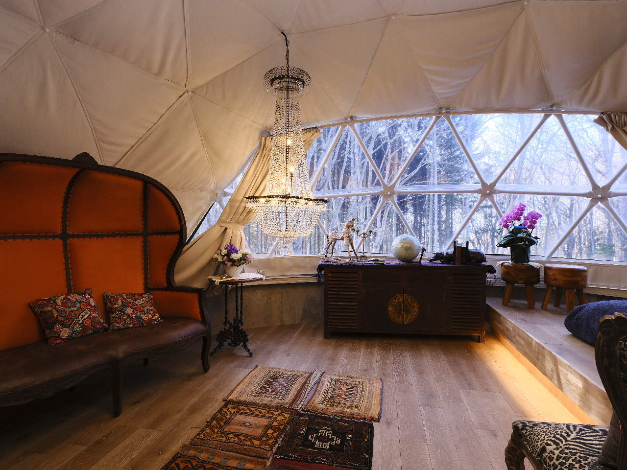 どっしりとした、こだわりのアンティーク家具が揃うテントです。