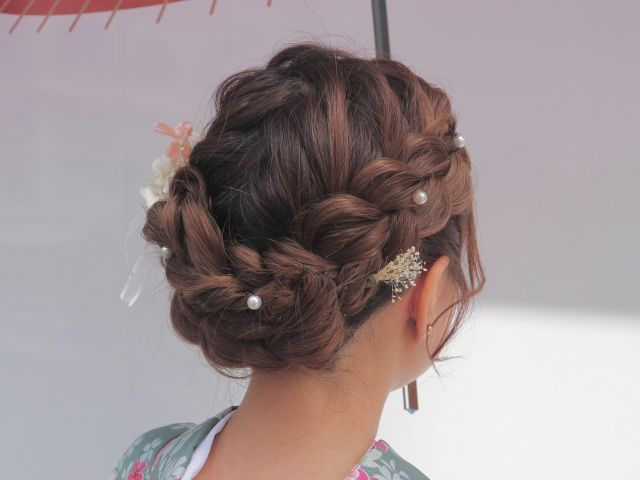 人気のアップスタイルは、編み込みをたくさん使ったスタイル。パールやかすみ草も追加料金無料で付けていただけます。