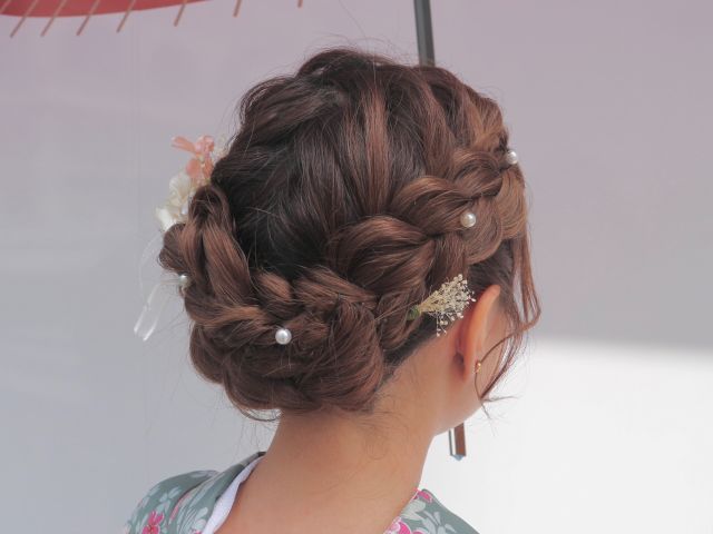 人気のアップスタイルは、編み込みをたくさん使ったスタイル。パールやかすみ草も追加料金無料で付けていただけます。