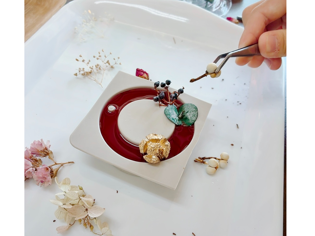 �n�������b�N�X�f�ނ��^�ɗ������񂾂�A���C�A�E�g�ɂ��������ď����z�u�B�P�O���قǂŕ\�ʂɖ�������̂ŁA��������̓T�N�T�N�ƍ�Ƃ��܂��傤�B