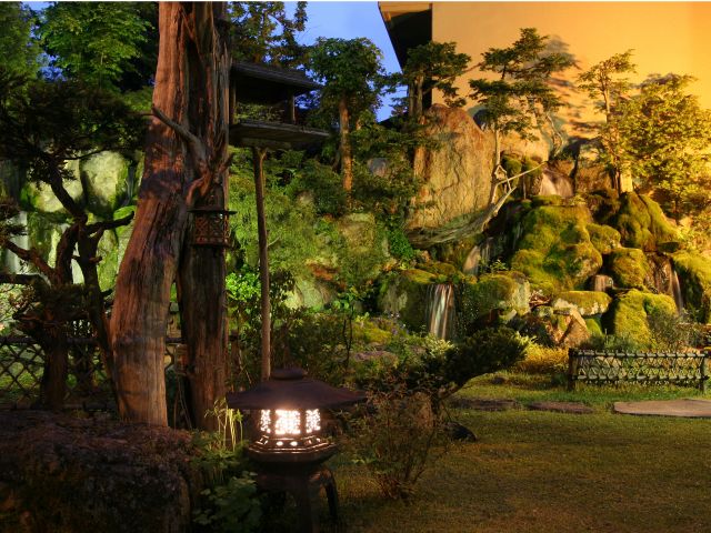 流れる滝や季節の移ろいが美しい扇松園の庭は、絵画を見るようだ、旅の疲れを癒してくれると、海外のお客さまにも人気があります。