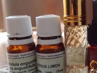 精油でロールオンタイプの香油を作ります。