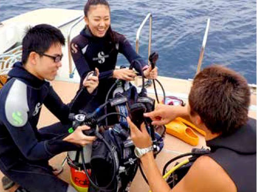 DN`[ŏS҂̕EÕ_CrOƂ̊ԂɃuNĂSłI