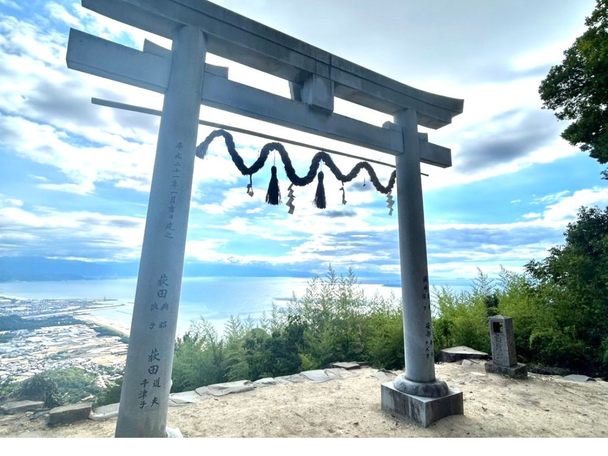 �W��404m�̈�ώR�̒���ɖ{�{�����邽�߁u��ς���v�Ƃ���΂�Ă���A���̖{�{�̒����z���Ɋω����s�X�n�ƗY��Ȑ��˓��C����]�ł��܂��B