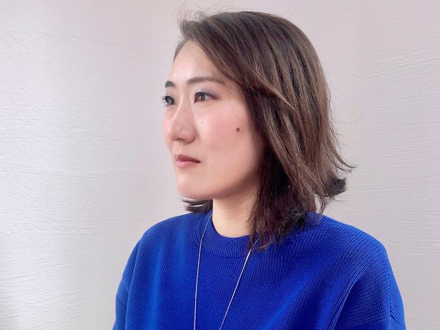 似合う色を身に着けると、肌艶や髪もより美しく見えます