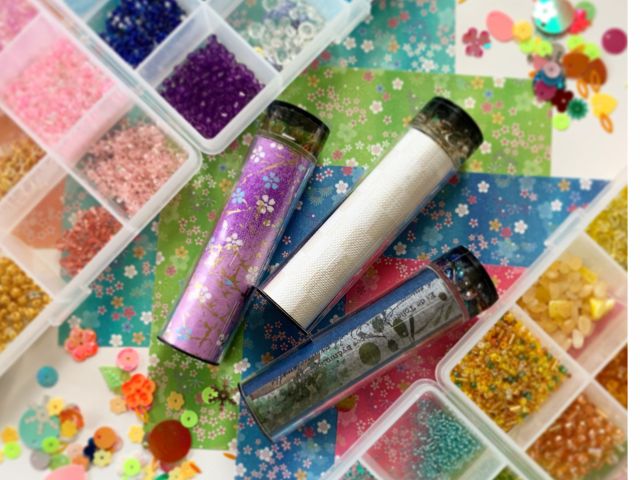 中に入れるのはカラフルなビーズやキラキラなパーツが主です。筒の模様は、和紙や可愛いペーパーなどです。こちらも沢山の中から選べます。