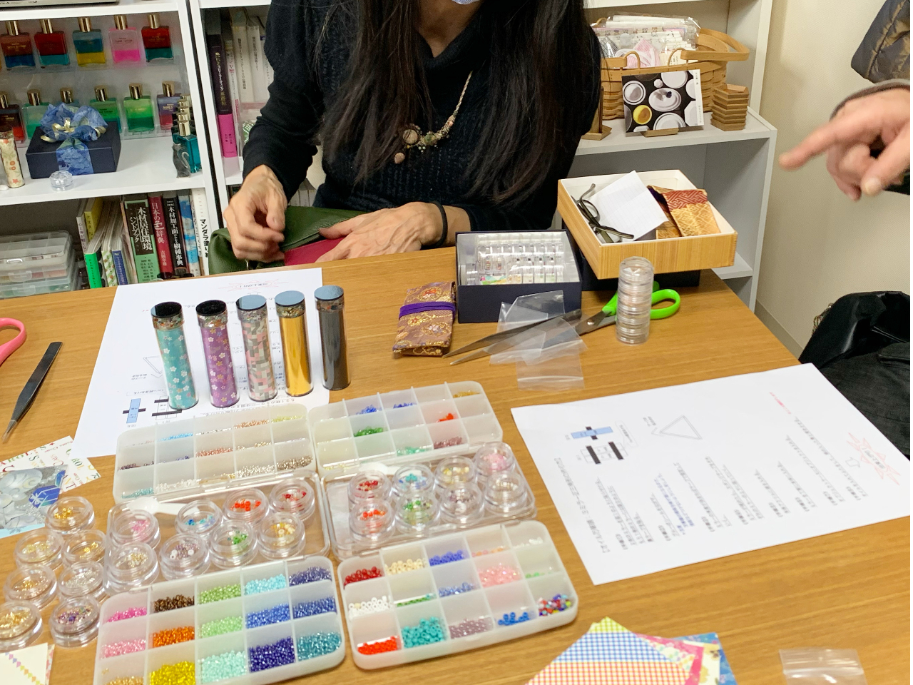 製作風景はこのような感じです。一人でゆっくり作るのもいいですし、お友達やご家族と一緒に作っても楽しい思い出になりますね。