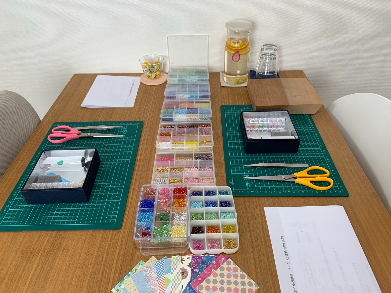 このような感じでセッティングしてお待ちしています。道具は都度アルコールで消毒していますのでご安心ください。