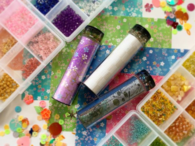 中に入れるのはカラフルなビーズやキラキラなパーツが主です。筒の模様は、和紙や可愛いペーパーなどです。こちらも沢山の中から選べます。