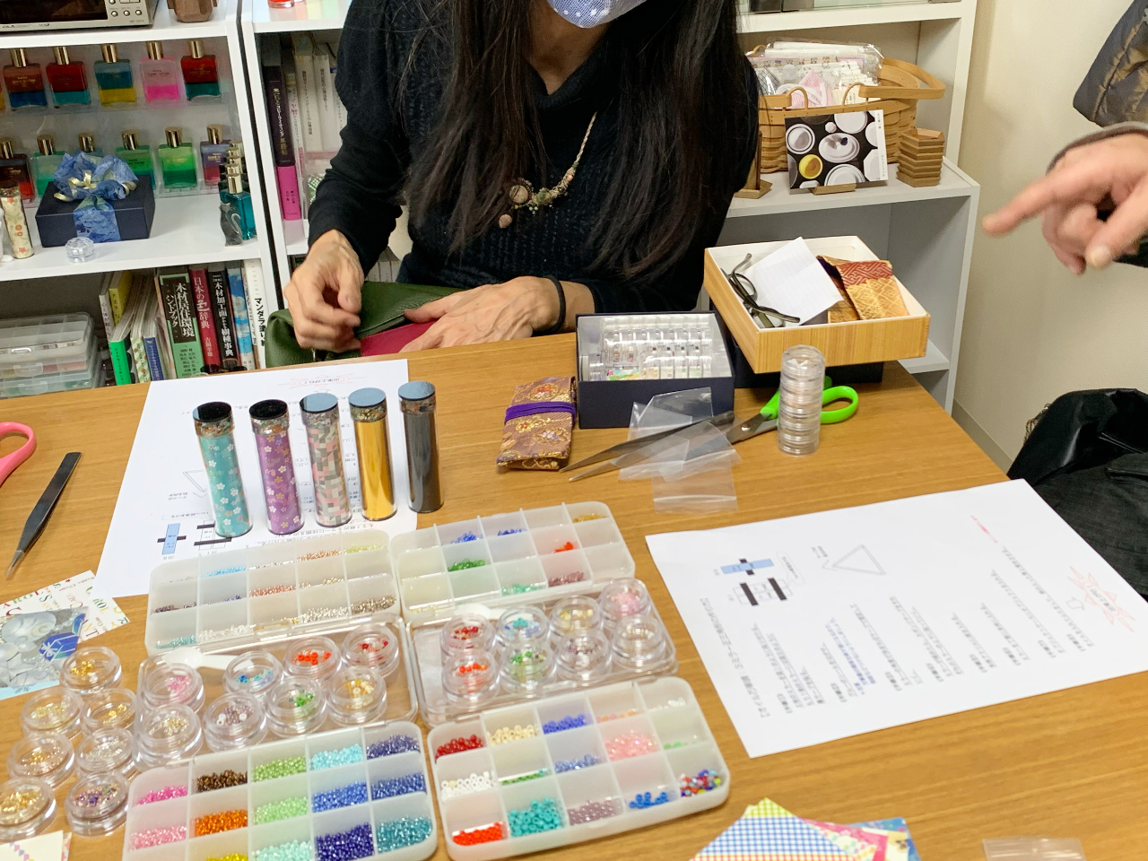 製作風景はこのような感じです。一人でゆっくり作るのもいいですし、お友達やご家族と一緒に作っても楽しい思い出になりますね。