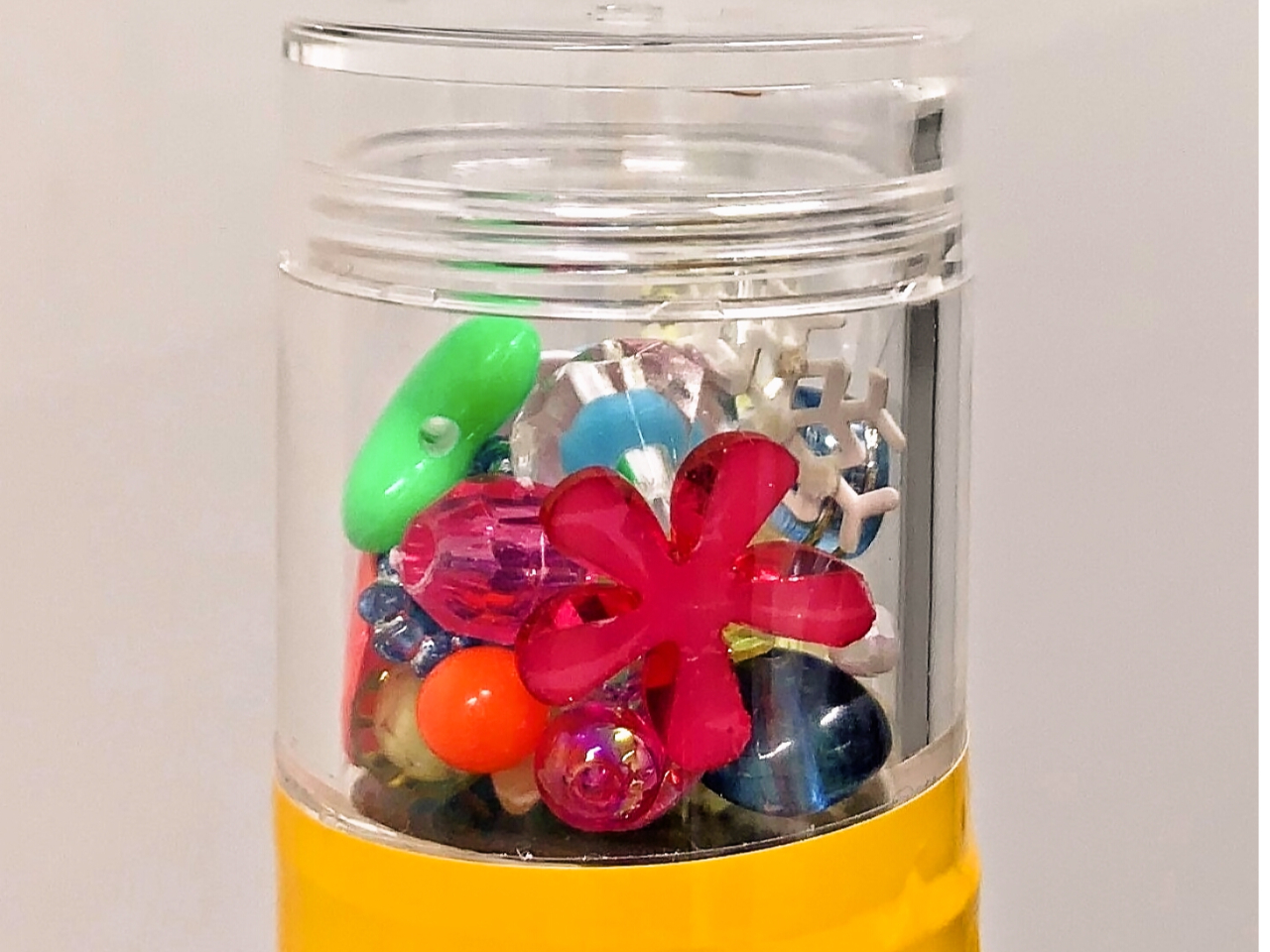 gP[X̓LbvĂ̂ŁAg̓ւRɂł܂Bَq̃}[u`RȂǓƃJtłꂢɏoオ܂B