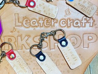 お名前やメッセージを革に打刻することができます。