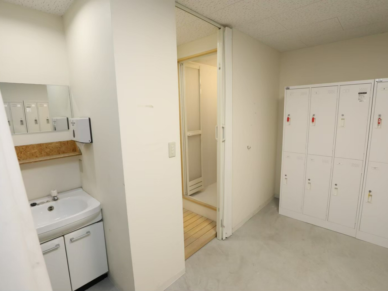 男性用・女性用更衣室も完備。シャワールーム(有料)も用意しています!