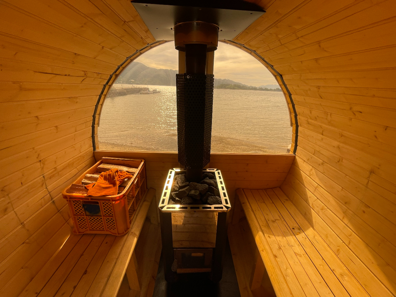中からの景色。温度も薪を自分でくべて調節できてロウリュも自由!4人まで入れます!