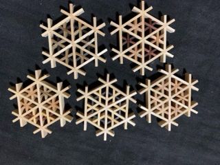 初心者向きの組子体験です。 15分くらいで作る事ができます。 色や模様も自分の好みで色々なパターンがつくれます。