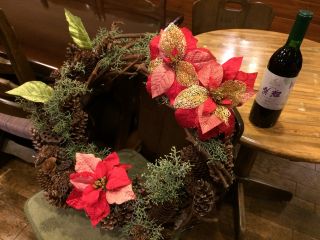 特産ワインの原材料である「ヤマソービニオン」(山ブドウ)のツルを台座に使ったリースです。
