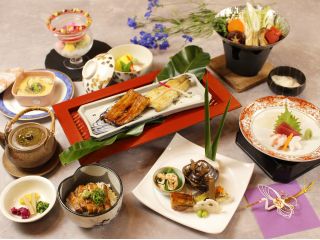 浜松の食文化を味わう!「浜名湖産 うなぎづくし会席」。蒲焼きはもちろん、まぶし茶漬け、うなぎ寿司、うなぎと地場野菜のすき焼きなどなど、豪華な会席です。