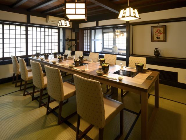 民芸調のお座敷(個室)でゆったりとお召し上がりください。