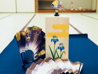 大変貴重で華やかな、日本舞踊などで使用される舞扇子を使ったオリジナル投扇興です.2024年9月〜2025年8月末日迄、施設改修工事の為、近隣施設で催行となります