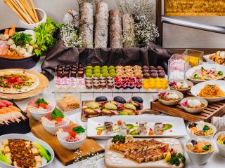 冬の味覚を楽しめる和洋中60種類のビュッフェはアルコールを含むドリンクが飲み放題!お食事の後は、大庭園風呂が自慢の『元湯 森の湯』で癒しのひとときを。