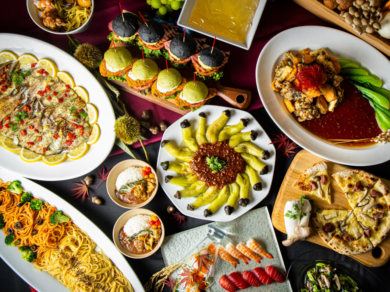 秋の味覚を楽しめる和洋中60種類のビュッフェはアルコールを含むドリンクが飲み放題!お食事の後は、大庭園風呂が自慢の『元湯 森の湯』で癒しのひとときを。