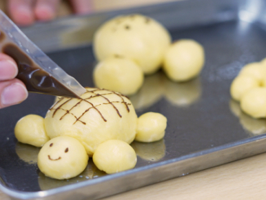 生地作り、焼成、クリーム注入、包装紙づくりの体験です♪