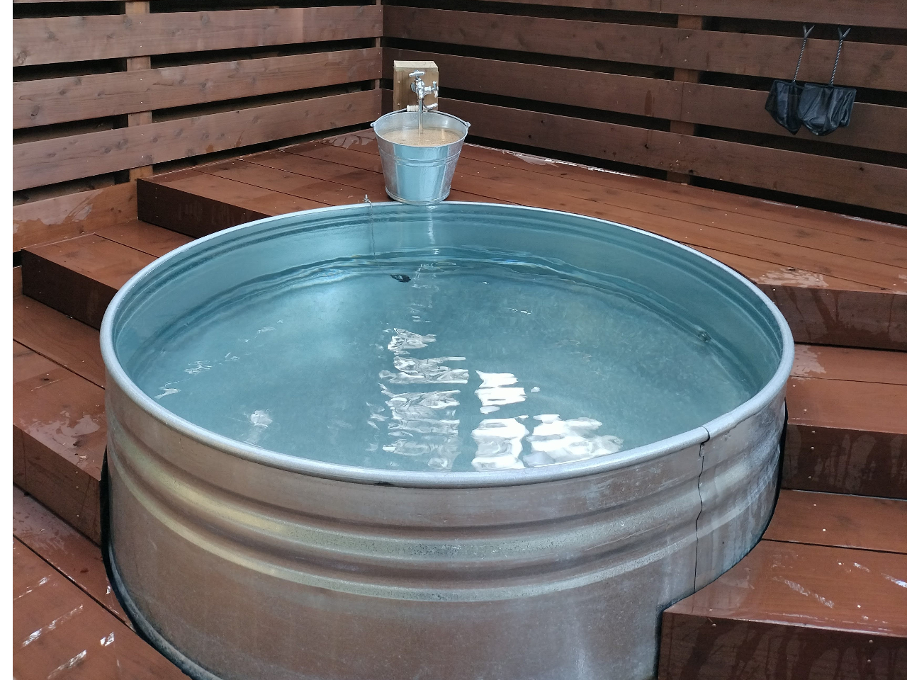 川の水をひいた水風呂