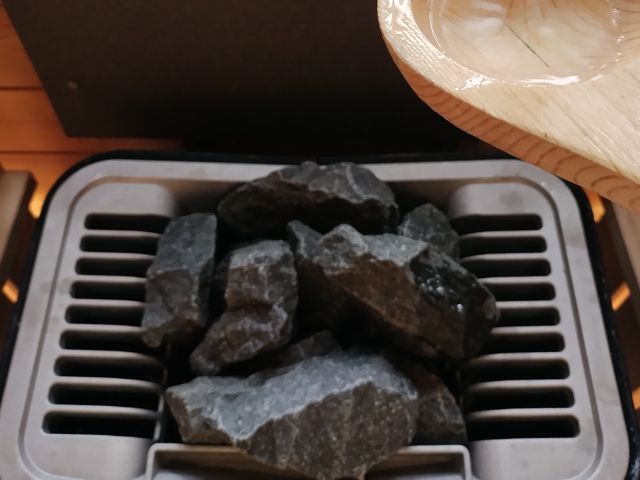 電気ストーブで安定した温度、ストーンロウリュをお楽しみください。