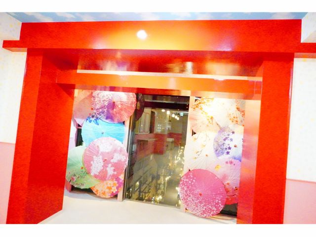 浅草らしい外観で皆様をお迎えします!こちらのフォトブースでわんちゃんと一緒にポラロイド撮影を行います!