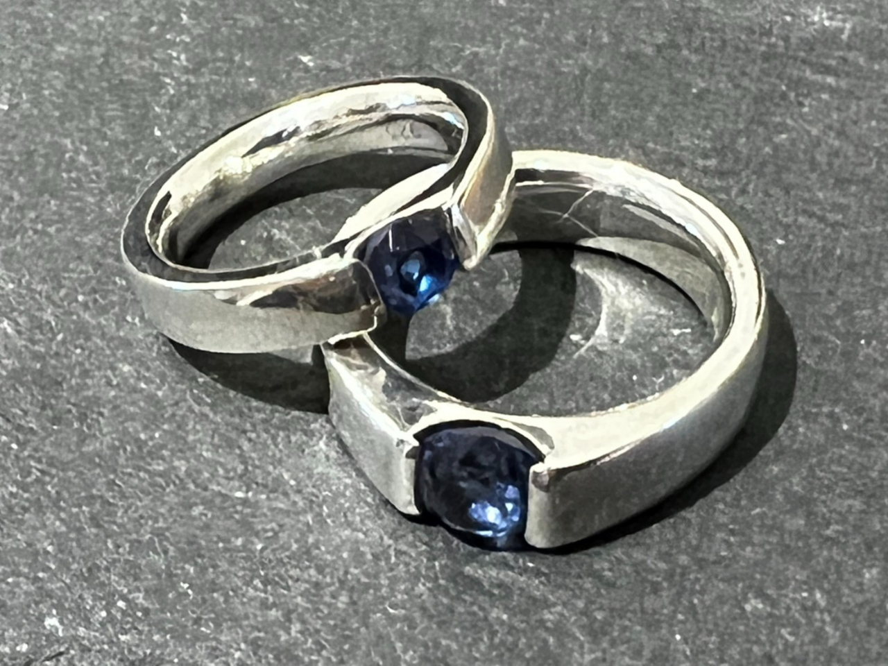 地金だけのペアリングだけでなくお好みの宝石を入れた石入りリングもお作り頂けます