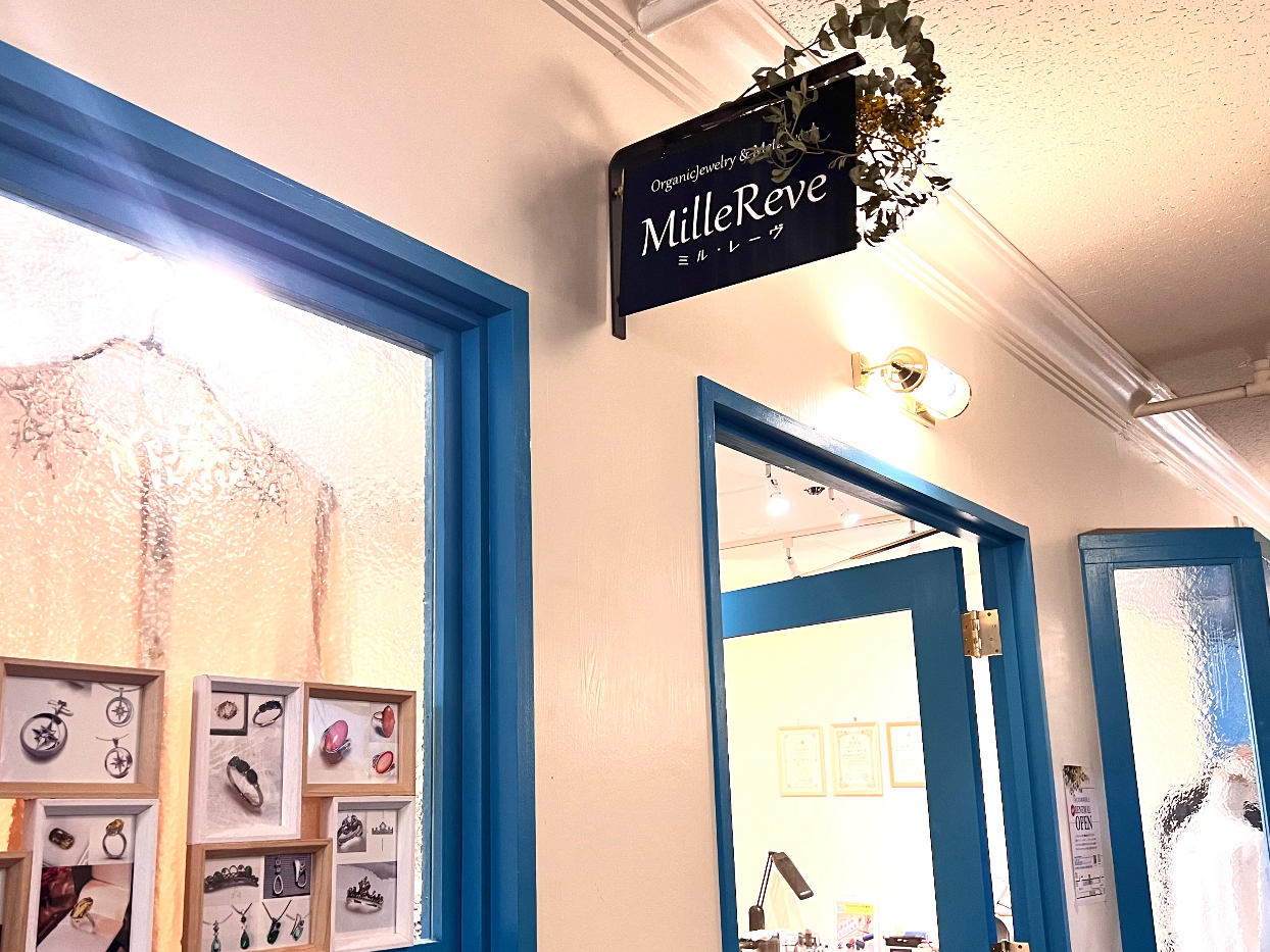 パークタウン2Fの神戸湊川Otonariエリア。ブルーの扉とミモザに彩られたMilleReveの看板が目印です