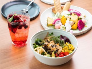 彩り豊かに盛り付けられたサラダボウル