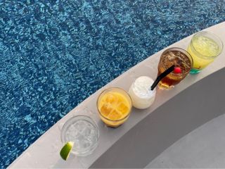 色鮮やかなカクテルも豊富♪