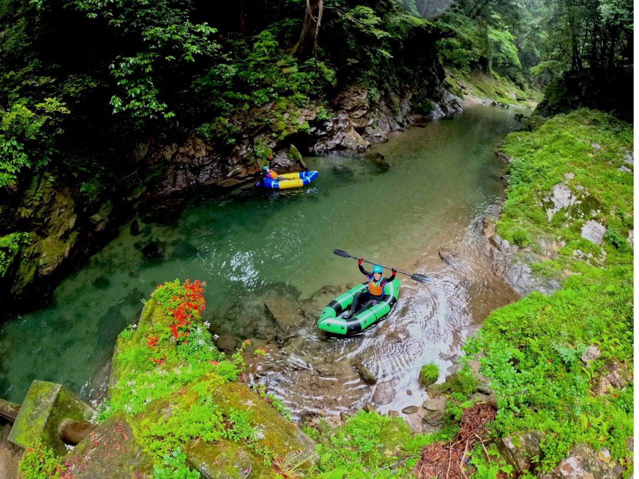 綺麗な峡谷でパックラフト