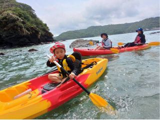 大宜味村の宮城島は周囲が約2.8キロ。穏やかな塩屋湾に面しておりカヤックを漕いで島を1周する事ができます。