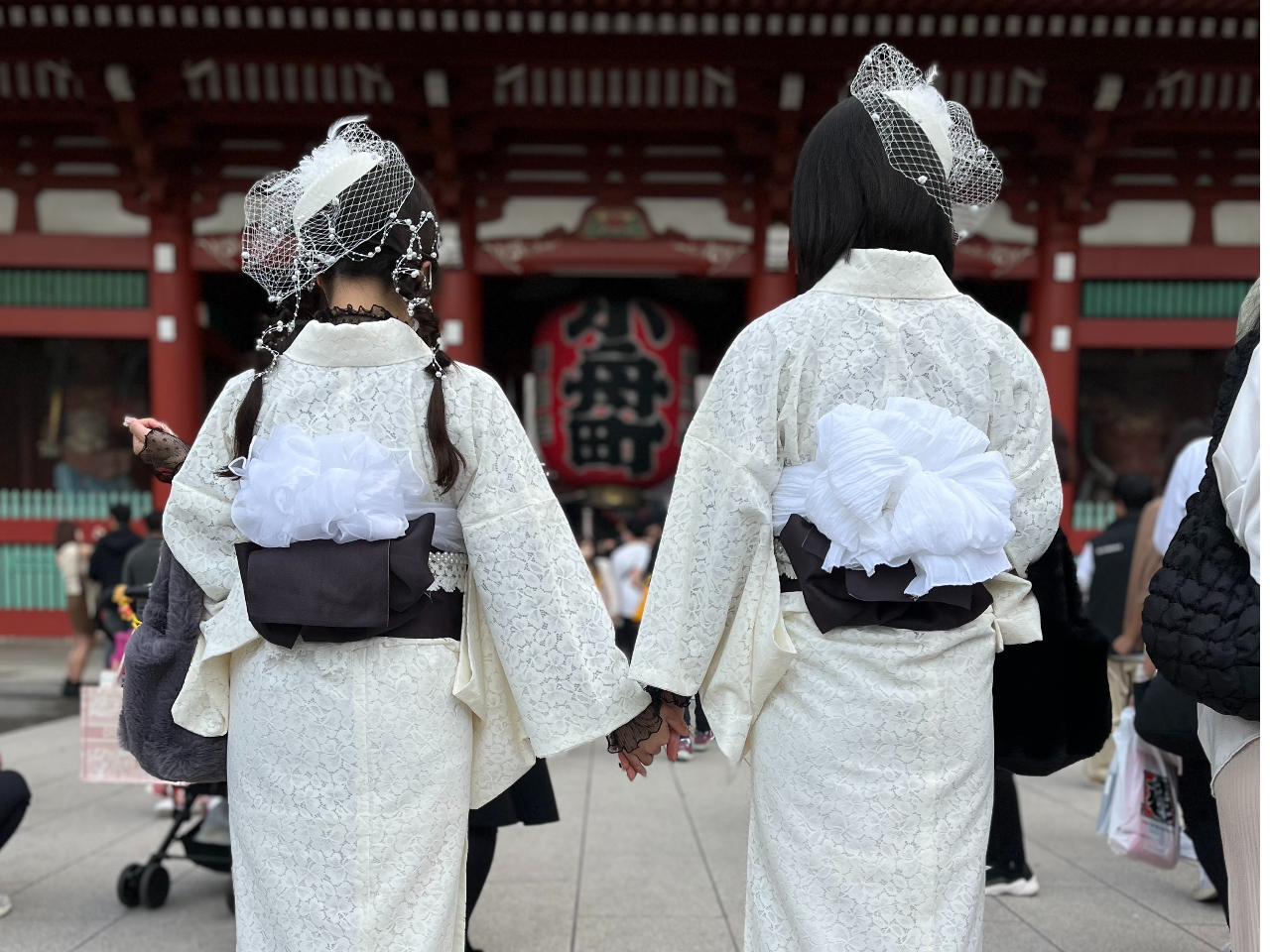 チュールがアクセント。後ろ姿も可愛い。トーク帽は別料金になります。