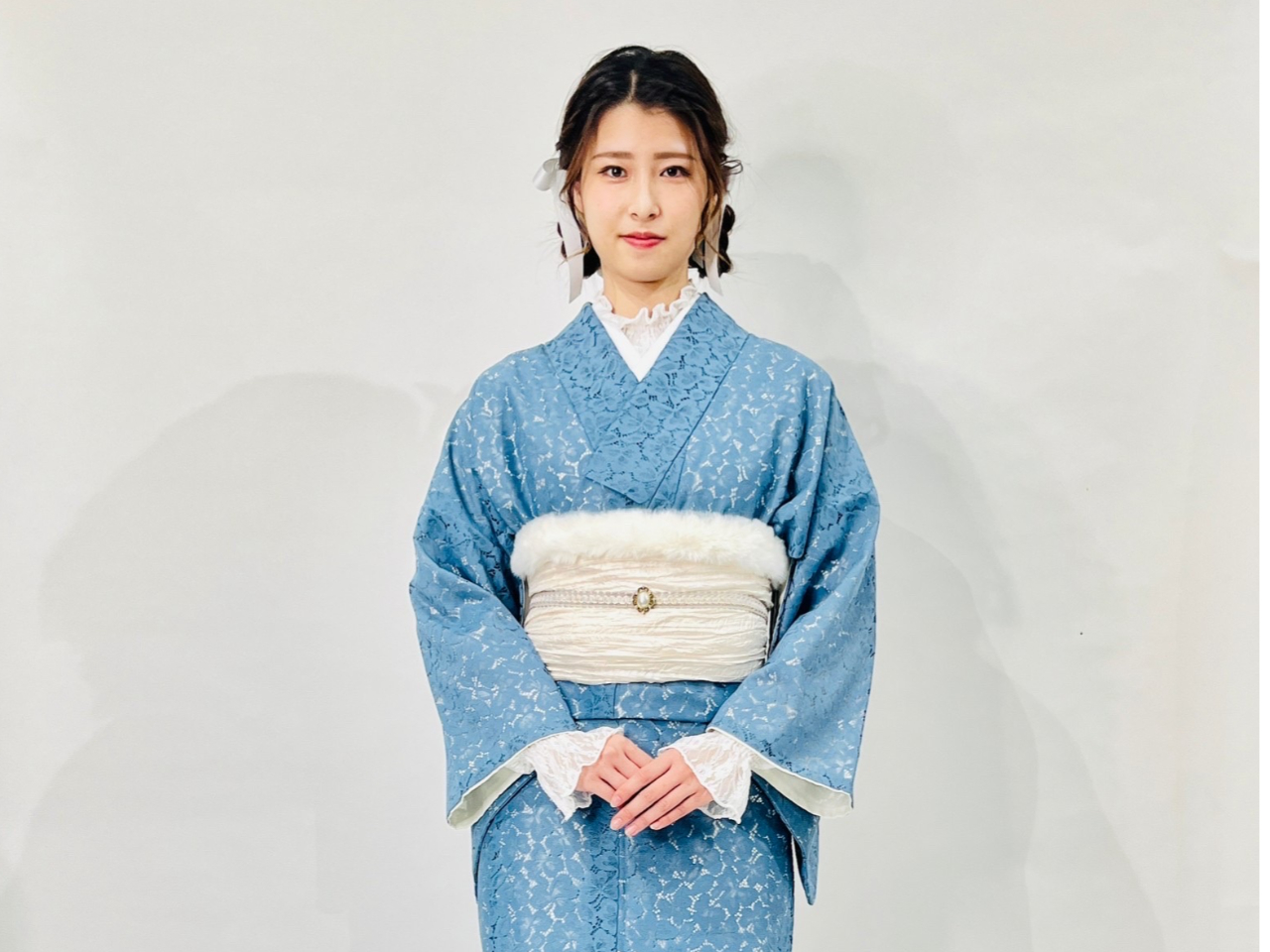 くすみブルーのレース着物で大人可愛いコーデに!レースインナー、ファーの帯揚げ、パールの帯締めに兵児帯をあしらって!