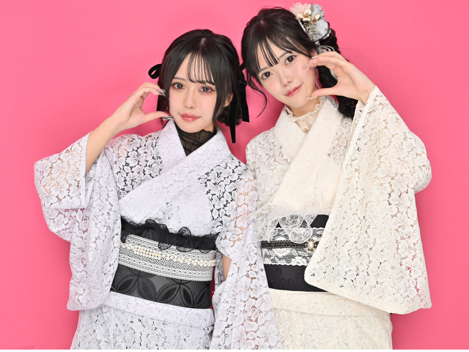 白とオフホワイトの双子コーデ!