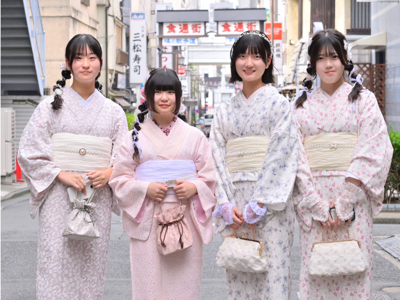 人気のくすみピンクに茶系の半幅帯とレースインナー、ブロンズの帯締めがアクセント