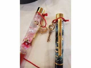 お好みでチャームを付けられるようにしました。“赤い糸”のご縁。