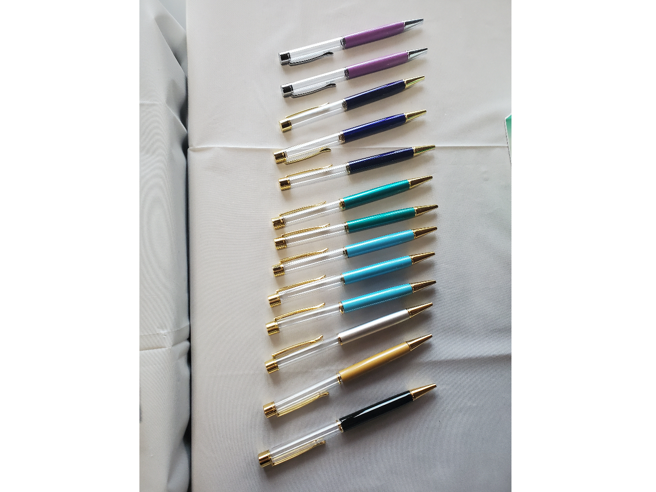 ���낢��Ȃ��F�𑵂��Ă���܂��B