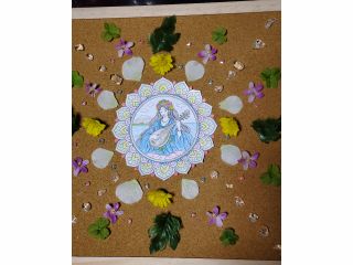 イメージ写真です。塗り絵をしていただいて、周りにアーティフィシャルフラワー、さざれ水晶、ビーズなどで花曼荼羅を作っていただきます。