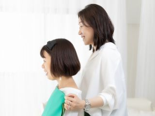 似合う色がお顔の近くにくると肌がキレイに見えます