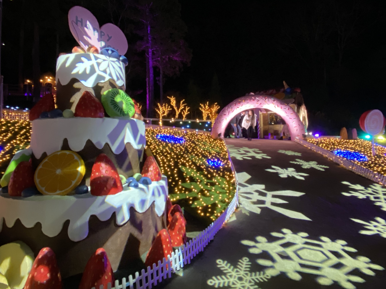 �L�����f�B�K�[�f�� �傫�ȃh�[�i�c�̃A�[�`��o�E���N�[�w���̃x���`�A�f�R���[�V�����P�[�L�Ȃǂ��_�݂���������َq�̃G���A�B�J���t���Ń|�b�v�Ȑ��E�ł��B